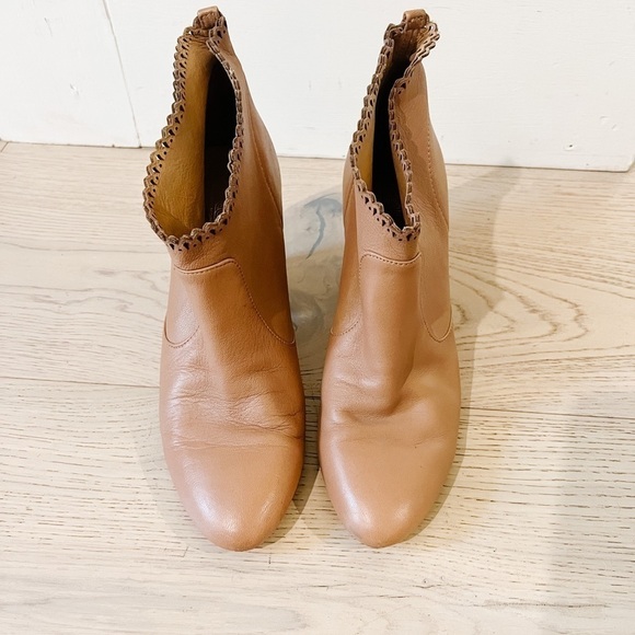 Belle by Sigerson Morrison Nicki leather Scallop Trim Ankle Booties. Tan. Size 7 - Picture 3 of 5